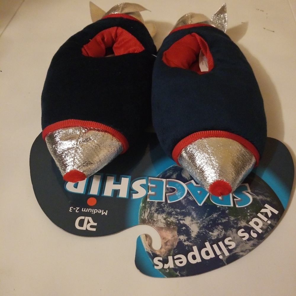 SPACESHIP BOYS SLIPPERS SZ M(2-3), NEW WITH TAGS